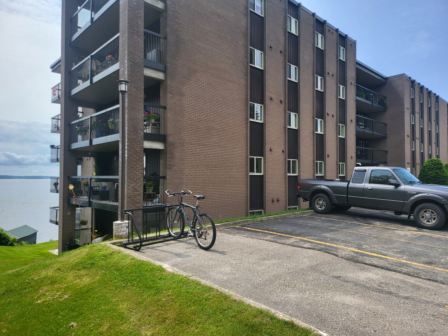 610 William St